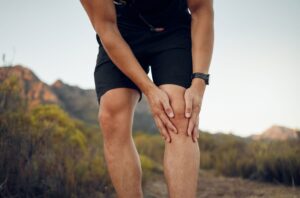 Chondromalacia patellae is a debilitating condition that affects quality of life, with symptoms including pain and difficulties in daily activities. It manifests when the articular surfaces of the knee table become damaged due to trauma or overuse