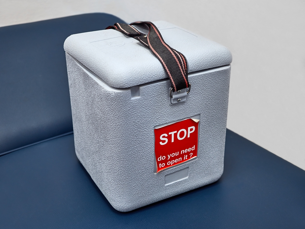 refrigerated box for transporting blood tests